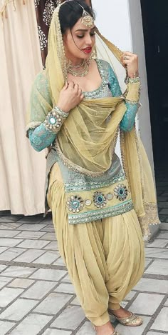 Punjabi Girl, Punjabi Dress Design, Patiyala Dress, Indian Suit, Dresses For Ladies, Punjabi Fashion, Punjabi Outfits