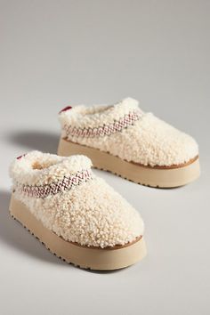 Discover Cozy Fur Tazz Slippers. These Eco-Friendly Luxury Slippers provide comfort and style. Perfect for lounging at home, they offer a touch of luxury to your day. Ugg Tazz Braid, Tazz Slippers, Ugg Tazz, Fossil Fuels, Fuzzy Slippers, Ugg Slippers, Shoe Inspo, Slippers Cozy, Platform Slippers