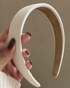 Hair Bands Aesthetic, Headband For Short Hair, Headbands Aesthetic, White Hair Band, Headband Aesthetic, Cute Hairbands, Cute Hair Bands, 70s Hair Styles, Dr Characters