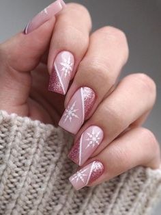 long acrylic rose gold nails with snowflakes Pink Snowflakes Nails, Short Snow Nails, Pink Snowflake Nails Short, Cute Winter Nails Acrylic Short, Nail Snowflake Design, Winter Nail Art Snowflakes, Short Winter Nails 2022, Simple Winter Acrylic Nails, Simple Snowflake Nails