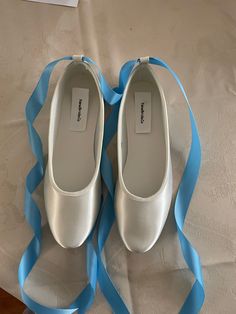 Flats With Ankle Strap, Ballet Flats With Ribbon, Cute Flat Shoes, Ballerina Flats Shoes, Shoes Accessories, Ribbon Shoes, Flat Shoes, Ballerina Style, Dr Shoes