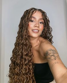 beleza xI crochet (cor HL433/613+1427) Full Goddess Braids, Brown Goddess Knotless Braids, Cornrows Braids With Curls, Godess Breads Hairstyle, Curly Haircuts Long, Honey Brown Knotless Braids