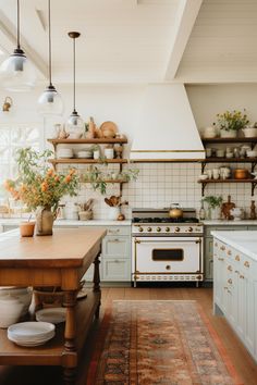 Scandi Cottage, Small Cottage Kitchens, Maine Kitchen, Cottage Kitchen Ideas, Vintage Toaster, Historic Farmhouse, Historic Cottage, Montana House, Cozy Cottage Kitchen