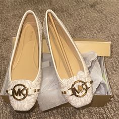 Michael Kors Flat Never Worn Size 7.5 White Medium Width Flats, Elegant White Flats With Cushioned Footbed, White Medium Width Synthetic Flats, Michael Kors Flats, Flat Color, Michael Kors Shoes, Michael Kors, Size 7, White Gold