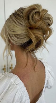 Hair Styles For Maid Of Honor, Bride Messy Updo Hairstyles, Loose High Updo, Beachy Updo Wedding, Updo Hairstyles Messy Buns, High Bun Up Do, Party Hairstyles Updo, Formal Hair Updo, Updos Bride