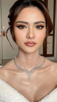 gaya rambut wajah oval Hair And Makeup Ideas For Prom, Convo Makeup Look, Nikah Makeup Look For Bride, Makeup For Debut, Makeup Inspo Graduation, Thai Glam Makeup, Wedding Makeup For Asian, Graduation Party Makeup, Makeup For Graduation Pictures