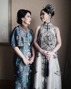 ADRIAN GAN on Instagram: “Mother and daughter both in custom embroidered Adrian Gan cheongsam. Cheongsam @adriangan8 @adrianganworld MUA @susykleo Headpiece…” Cheongsam Pattern, Traditional Cheongsam, Cheongsam Traditional, Chinese Traditional Dress, Chinese Wedding Dress