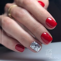 Gel Nail Designs Red Classy, Red Winter Nails 2022, Red And Silver Short Nails, Red And Silver Gel Nails, Red And Silver Nails Short, Red Dip Nail Ideas, Short Red Gel Nails, Shades Of Red Nails, Nails Rojas Cortas