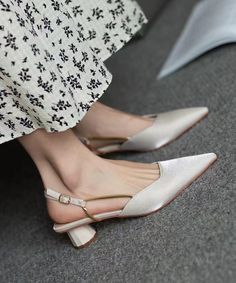 Elegant French Beige Pointed Toe Buckle Strap Chunky SandalsMade of:-Satin Upper.-OX Tendon sole- cushioned insole.1.77"/4.5cm Chunky Heel Tulle Skirt Winter, French Pink, Mid Heel Shoes, Chunky Sandals, Winter Skirt, Mid Heel, Chunky Heel, Ox