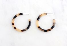 Blonde Tortoise Shell Hoops Earring Findings, 1 Pair, Small Round Hoops Tortoise Jewelry, Blonde Tortoiseshell Ear Hoops, EAR021-30-BT Cartilage Ear Cuff, Daith Rings, Emerald Cut Halo, Fake Earrings, Emerald Earrings Studs, Halo Earrings, Cellulose Acetate, Trendy Earrings, Emerald Earrings