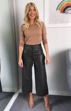 Elegant office look with a leather pants Culotte Outfit, Holly Willoughby Style, Holly Willoughby Outfits, Leather Culottes, Workout Outfits