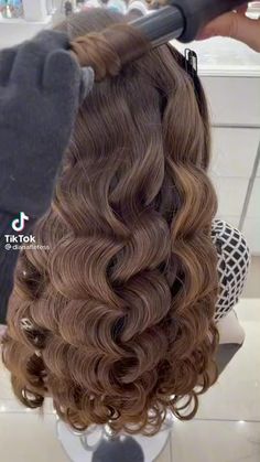 Pin by Susana Lopez-Jacobs on مرات الحفظ السريع [Video] in 2022 | Wedding hair tips, Aesthetic hair, Long gray hair Best Color Dress For Brunettes, Long Hair Half Updo For Wedding, How To Do Wedding Curls, Quince Hairstyles Tutorial, Prom Hairstyles For Long Hair Tutorial, Hollywood Curls Long Hair, Hairstyles For Prom Long Hair Curls, Madrina Hairstyles, Long Pageant Hair