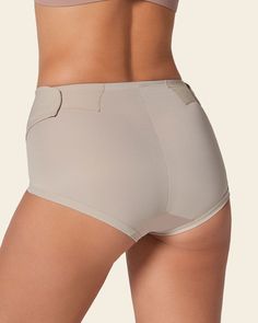 Esta clásica faja postparto comprime cómodamente la zona media y baja del abdomen. Está elaborada con 3 capas de PowerSlim®, además de un panel frontal de doble capa que ofrece una compresión extra eficaz. Sus laterales ajustables con velcro permiten encontrar el ajuste perfecto y elegir el nivel de compresión. La pretina y las bandas elásticas de las piernas están cubiertas para un ajuste cómodo y sin marcas. Sin ganchos ni cremalleras, es el panty ideal para recuperar tu figura, protegiendo la Supportive Full Coverage Shapewear, Beige Shaping Full Coverage Bottoms, Compressive Full Coverage Bottoms With Wide Waistband, Full Coverage Shapewear Bottoms With Contoured Waistband, Supportive Shapewear Bottoms With Wide Waistband, Beige Full Coverage Compression Shapewear, Compression Full Coverage Smoothing Bottoms, Supportive High Waist Beige Bottoms, Compressive Beige Shapewear Bottoms