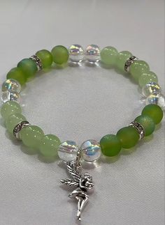 bunlar benim değildir(fikir amaçlı) Green Charm Bracelet, Glass Bead Bracelet Ideas Aesthetic, Crystal Bead Bracelet Ideas, Character Bracelets, Jewllery Ideas, Body Jewelry Diy