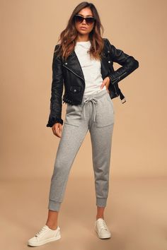 Sport Pants Outfit, Gray Sports Pants, Gray Sweatpants Outfit, Joggers Outfit Women, Essential Pants, Lazy Saturday, Sweatpants Outfit