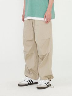 This is a modern and refined pants by HIS HAZZYS that is made out of high quality and sturdy fabric. With minimal design detail and trendy mood, you can style it for your casual and clean daily outfit.- Details of M65 field pants and fatigue pants- Light and sturdy cotton and nylon fabric without wrinkles- Elastic waistband and adjustable string on the hem Field Pants, Fatigue Pants, Nylon Fabric, Minimal Design, Outfit Details, Daily Outfits, Design Details, Casual Pants, Wrinkles