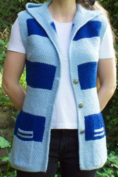 Eine von Hand gestrickte Weste im gestreiften Muster aus Blau und Hellblau. Diese Weste entspricht der Größe M / 38. Casual Striped Knit Vest, Casual Striped Vest For Winter, Fitted Blue Knitted Sweater Vest, Blue Knitted Vest, I Hate People, Pullover Outfit, Hate People, Knit Vest, Knit Jacket