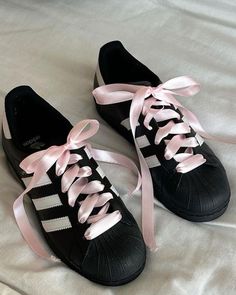 Adidas Samba Outfit, Ribbon Shoes, Samba Outfit, Sneaker Shop, Dr Shoes, Skandinavian Fashion, Legally Blonde, Shoe Inspo, Aesthetic Shoes