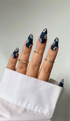 Short Stelltos Nails, Easy Nail Art Designs, Navy Blue Nails, Daisy Nails, Glamour Nails, Purple Nail, Dark Nails