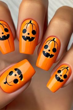 unique halloween nails Black Nail Trends, Orange And Black Nail Designs, Tiger Nail Art, Black Ombre Nails, Tiger Nails, Holloween Nails, Halloween Lantern, Toes Nails