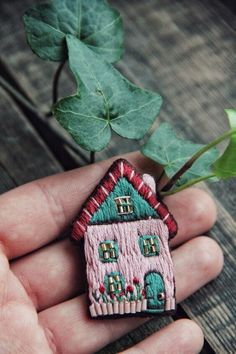 Embroidered House, Hand Embroidery For Beginners, Easy Hand Embroidery, Embroidered Brooches, Scarf Coat, Textile Art Embroidery, Embroidered Brooch