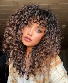 Suzan | 🦁👩🏽‍🦱🧸🫶🏼 | Instagram Brunette Hair Curly, Brunette Hair Natural, Short Brunette Hairstyles, Face Framing Curly Hair, Curly Wolfcut, Short Brunette, Short Brunette Hair, Curly Cuts, Curly Cut