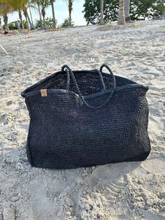 Black raffia XXL tote bag Handmade in Madagascar Crochet Store, Boho Chic Bags, Handbag Pattern, Top Handle Bags, Macrame Bag, Tote Bags Handmade, Raffia Bag, Woven Tote Bag, Fabric Bags