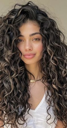 Curl Hair With Highlights, Long Curly Hair Wedding, Latina Curls, Long Curly Hairstyles, Long Curly Haircuts, Dark Curly Hair, Dyed Curly Hair, Highlights Curly Hair, Hair Magic