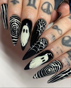 Short Sharp Nails, Goth Nails Short, Halloween Nails Almond Shape, Gothic Stuff, Black Halloween Nails, Horror Nails, Nail Art Halloween, Sharp Claws, Holloween Nails