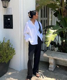 Business Cool Style, Large White Shirt Outfit, 2023 Mid Size Fashion, White Top Black Jeans Outfit, Office Outfits Aesthetic, Women's Button Down Shirt, Looks Street Style, Casual Summer Outfit