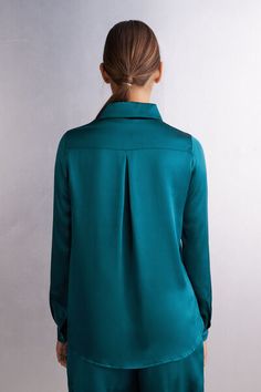 Long sleeve shirt in pure silk with collar and buttons up the middle. Back box pleat for a draped, loose fit. Buttoned cuffs and rounded hem.
The model is 5’ 9” (175 cm) tall and is wearing a size S.

The silk in this piece is bluesign® certified. Bleu Turquoise, Box Pleats, Lingerie Collection, Silk Shirt, Knitwear Women, Teal Blue, Pure Silk, Nightwear, Button Downs