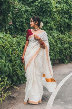 Onam Saree Poses, Onam Outfits Ideas, Saree Wearing Styles, South Indian Sarees, Saree Poses, Indian Look