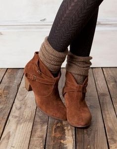 Boots And Socks, How To Wear Ankle Boots, Boating Outfit, Cozy Socks, Rilakkuma, Crazy Shoes, Looks Style, Brown Boots