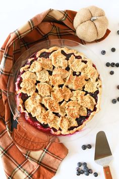 Homemade+Blueberry+Pie+with+Lard+Crust+via+@sizzlingeats Lard Pie Crust, Pie Crust Leaves, Blueberry Slab Pie, Blueberry Pie Photography, Homemade Blueberry Pie, Easy Pudding Recipes, Cake Mix Muffins, Easy Food Recipes, Blueberry Filling