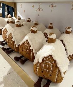 there are many gingerbread houses on display