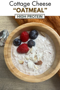 cottage cheese "oatmeal" made with almond slices, coconut flakes and topped with berries Cottage Cheese Oatmeal, Cheese Oatmeal, Filling Breakfast Recipes, Protein Cottage Cheese, Weekend Brunch Recipes, Low Calorie Breakfast, 5 Minute Meals