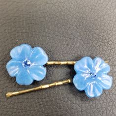 Blue Flowered Hair Pin Blue Hair Accessories Aesthetic, Blue Hairpin, Blue Hair Accessories, Flower Hair Pin, Flower Pins, Hair Pin, 2000s Fashion, Blue Flower, Barrettes