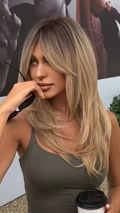 Highlights Caramel, Brunettes Highlights, Caramel Highlights, Summer Hair Color For Brunettes, Short Hairstyle, Long Layered Hair, Haircuts For Long Hair, Summer Hair, Curtain Bangs