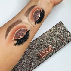 Seriously gorgeous arm makeup by the talented eveemax using GWA's Ultimate Goddess Eyeshadow Palette. #gwalondon Eyes On Hand, Arm Makeup, Makeup Soft Glam, Soft Glam Look, Angel Makeup, Hand Makeup, Makeup Soft, Makeup Drawing, Makeup 101