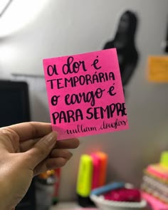 a person holding up a pink piece of paper that says, o don't temporana e gango e para sempre