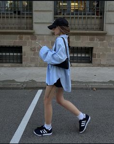 Outfits To Walk Around The City, Ankle Socks Outfit, Cropped Shirt Outfit, Casual Dinner Outfits, Casual Dinner Outfit Summer, Chica Chola, Fall Outfits Aesthetic, Dinner Outfit Casual, Sneakers Outfit Casual