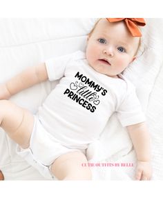 Mommys Little Princess Onesie Custom Baby Onesies, Babe Shirt, Outfit Retro, Birthday Babe, Modern Birthday, Custom Onesies, Retro Birthday, Birthday Girl Outfit, Baby Must Haves