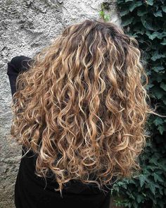 Honey Blond Balayage On Brown Hair Curly, Brown Curly Hair Blonde Balayage, Natural Curly Hair Balayage, Short Curly Hair With Balayage, Naturally Curly Hair With Blonde Highlights, Blonde Babylights Curly Hair, Blond Balayage On Curly Hair, Blonde Balayage On Brown Hair Curly