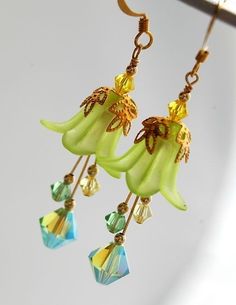 Green Lily, Lucite Flower Earrings, Lucite Jewelry, Jewelry Design Inspiration, Flower Beads, Flower Jewelry, Floral Jewellery, Beads And Wire, Floral Earrings