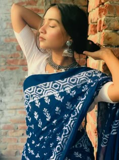 Cotton Saare Aesthetic, Cotton Saree Look Aesthetic, Aesthetic Saree Blouse, Indigo Saree With White Blouse, Cotton Handloom Sarees, Cotton Saree Poses, Cotton Saree Aesthetic, Indigo Saree Blouse Designs, Boho Saree Look