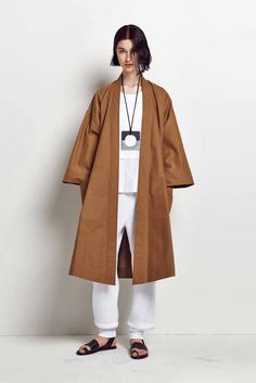 NEHERA(ネヘラ) 2017リゾートコレクション ランウェイ8枚目 Minimal Stil, Rtw Fashion, Resort 2017 Fashion, Mode Kimono, Futuristic Fashion, Cardigan Fashion, Japan Fashion, Mode Vintage, Mode Inspiration