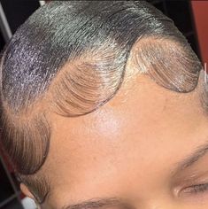 Cute Edges With Buns, Big Swoop Edges, Edges Black Women, Beautiful Bun Hairstyles, Cute Edges, Different Edges, Simple Edges, Messy Edges, Edges Hairstyles