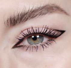 Eyeliner Trends, Eyeliner Cat, Winter Eyeshadow, Eyeliner Styles, Cat Eye Makeup