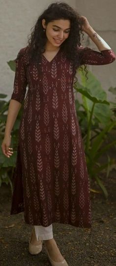 Cotton Dress Neck Designs Latest Simple, Stitched Cotton Kurti Designs, Daily Use Kurti Designs, Ajrak Tops, Ikkat Kurta Designs Cotton, Festive Wear Indian Kurti, Ikkat Chudidar Designs Cotton, Sambalpuri Kurta Designs Women, Ajrak Kurta Designs