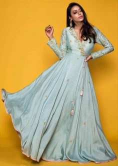 Angrakha Style Dresses, Tiara Tattoo, Orang India, Designer Anarkali Dresses, Angrakha Style, Gown Party Wear, Indian Outfits Lehenga, Heavy Dresses